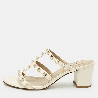 Pre-owned Valentino Garavani Cream Leather Rockstud Slide Sandals Size 37.5 In White