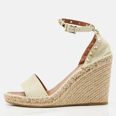 Pre-owned Valentino Garavani Cream Leather Rockstud Wedge Espadrille Ankle Strap Sandals Size 39