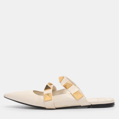 Pre-owned Valentino Garavani Cream Leather Roman Stud Flat Mules Size 38 In White