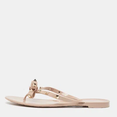 Pre-owned Valentino Garavani Dusty Pink Rubber Rockstud Bow Thong Flats Size 39