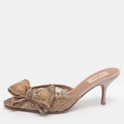Pre-owned Valentino Garavani Embellished Bow Size 39 Beige Mesh Mules In Sand
