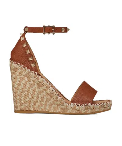Valentino Garavani Rockstud 105 Textured-leather Espadrille Wedge Sandals In Natural Brown