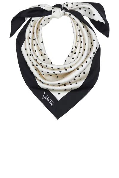 Valentino Foulard Shawl In Burro Nero & Nero