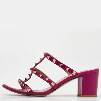 Pre-owned Valentino Garavani Fuchsia Leather And Patent Rockstud Slide Sandals Size 38 In Pink