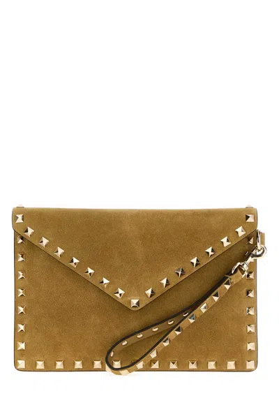 Valentino Garavani 23 X 16 Cm Rockstud Suede Clutch In Camel