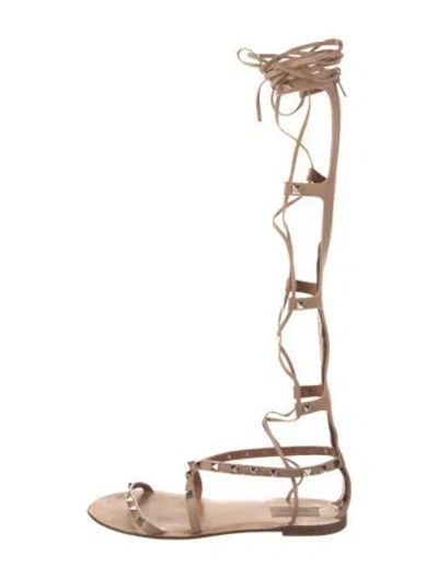 Pre-owned Valentino Garavani Atelier Gladiator Rockstud Accents Gladiator Sandals In Neutral