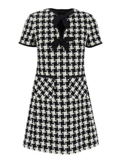 VALENTINO VALENTINO GARAVANI BLACK AND WHITE DRESS WITH BOW DETAIL ON THE FRONT AND ALL-OVER GEOMETRIC MOTIF I