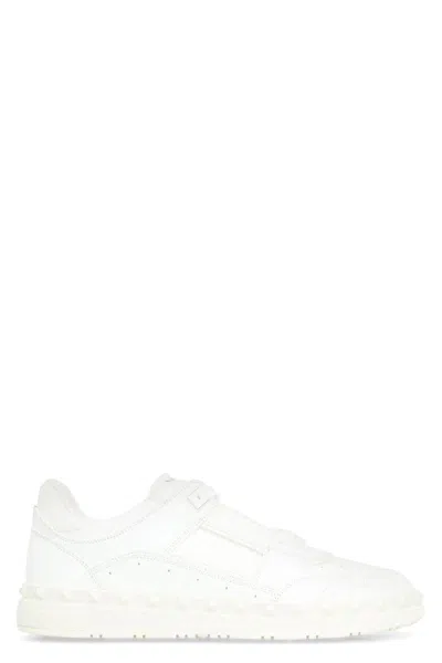 VALENTINO GARAVANI VALENTINO GARAVANI FREEDOTS LEATHER LOW-TOP SNEAKERS