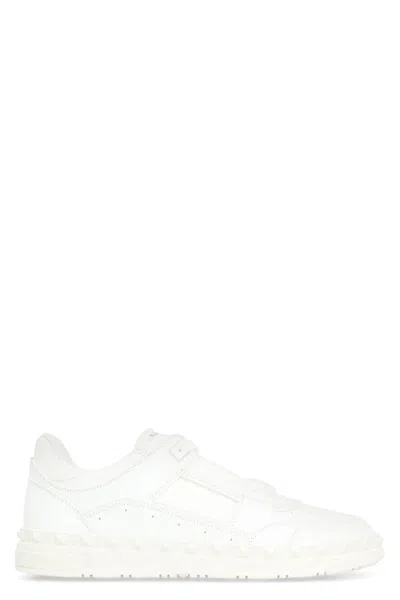 VALENTINO GARAVANI VALENTINO GARAVANI FREEDOTS LEATHER LOW-TOP SNEAKERS