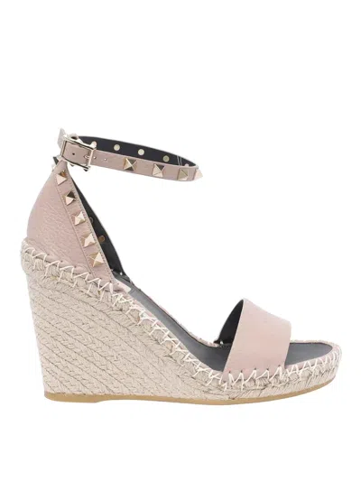 Valentino Garavani Poudre Rockstud Wedges In Neutral