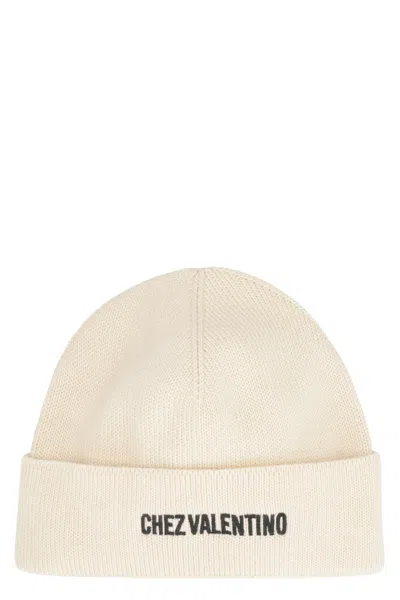 Valentino Garavani Ribbed Knit Beanie In Neutral
