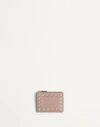 Valentino Garavani Rockstud Grainy Calfskin Cardholder With Zip Woman Poudre Uni