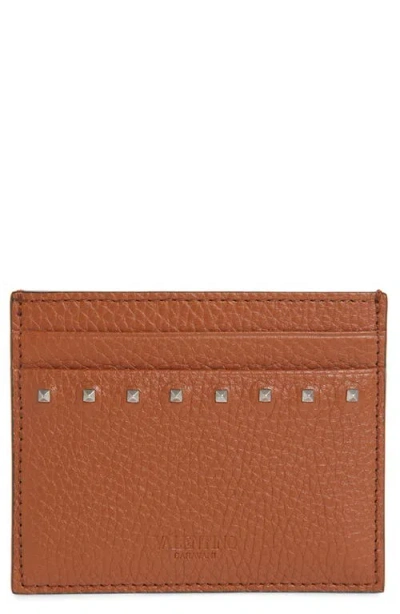 Valentino Garavani Rockstud Leather Card Holder In Saddle