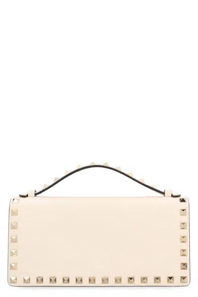 Valentino Garavani Valentino Rockstud Grainy Leather Wallet On Chain In Neutral