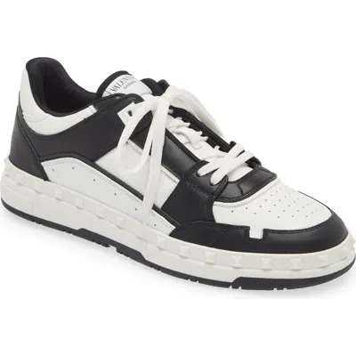 VALENTINO GARAVANI VALENTINO GARAVANI ROCKSTUD LOW TOP SNEAKER