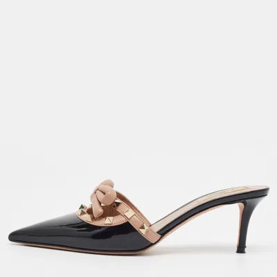 Pre-owned Valentino Garavani Garavani Rockstud Size 37 Black/beige Leather And Patent Bow Mules
