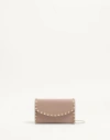 Valentino Garavani Rockstud Wallet With Chain In Grainy Calfskin Woman Poudre Uni