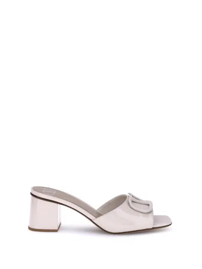 Valentino Garavani Slide Sandals With Vlogo In Patent Leather In Neutral