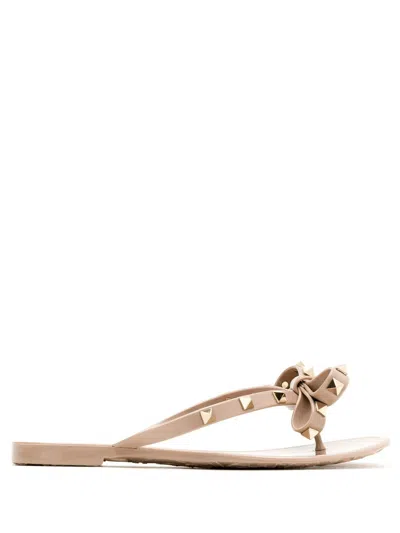 Valentino Garavani Summer Rockstud Thong Sandals In Neutral