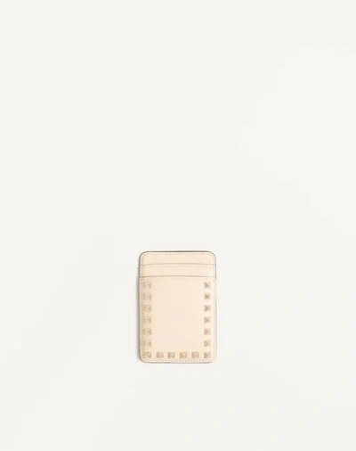 Valentino Garavani Rockstud Magnetic Cardholder In Grainy Calfskin Woman Ivory Un In アイボリー