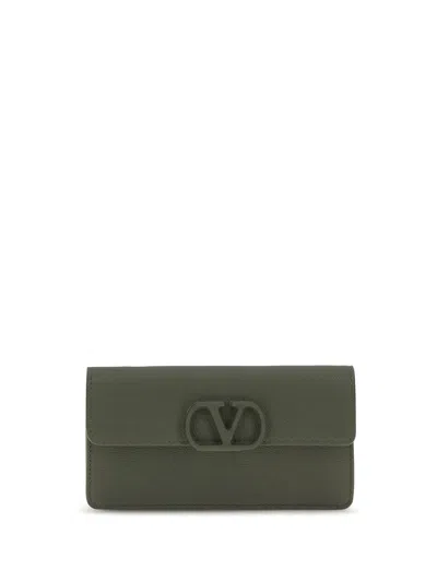 Valentino Garavani Vlogo Signature Grainy Calfskin Chain Wallet In Gray