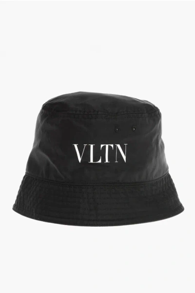 Valentino Garavani Garavani Vltn Solid Colour Bucket Hat With Contrasting Logo In Black