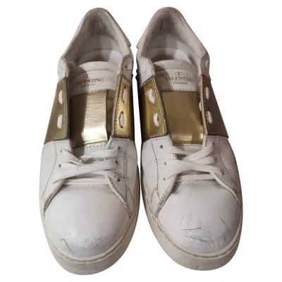 Pre-owned Valentino Garavani White And Gold Leather Studs Sneakers