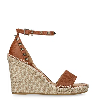 Valentino Garavani Rockstud 105 Textured-leather Espadrille Wedge Sandals In Natural Brown
