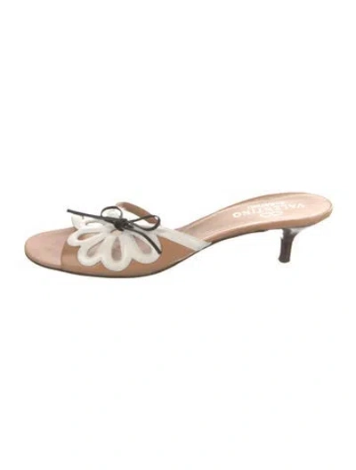 Pre-owned Valentino Garavani Leather Slides In Neutral