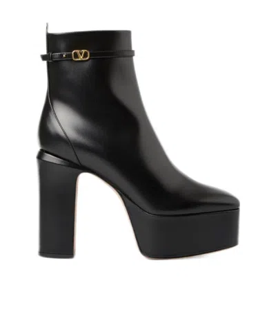 Valentino Garavani Valentino Logo Plaque Round Toe Boots In Black
