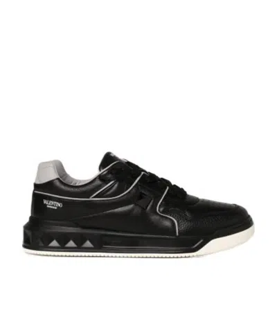 VALENTINO GARAVANI VALENTINO	GARAVANI ONE STUD LACE-UP SNEAKERS