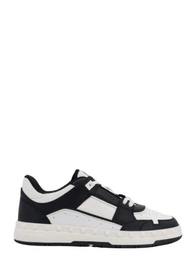 VALENTINO GARAVANI LOW-TOP LEATHER SNEAKERS WITH ICONIC STUDS