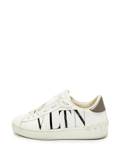 Pre-owned Valentino Garavani Low-top Sneakers In White