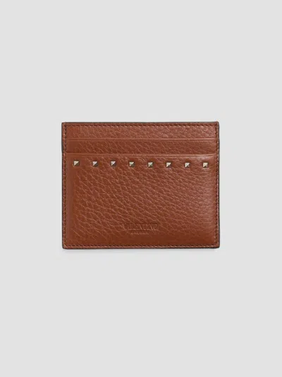 Valentino Garavani Men's Rockstud Grainy Calfskin Cardholder In Brown