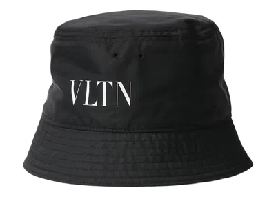 Pre-owned Valentino Garavani Men's Valentino Vltn Logo Nylon Bucket Hat In Black/white