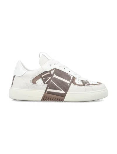 VALENTINO GARAVANI MEN'S WHITE PERFORATED SNEAKERS WITH RUBBER LOGO AND HEAT-EMBOSSED DETAILS