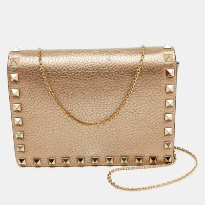 Pre-owned Valentino Garavani Metallic Leather Rockstud Flap Wallet On Chain In Silver