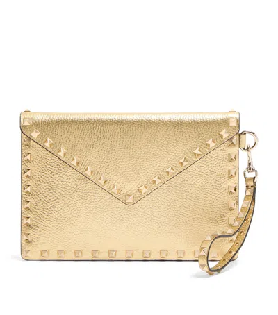 Valentino Garavani Metallic Leather Rockstud Pouch In Gold