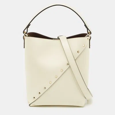 Pre-owned Valentino Garavani Off White Leather Small Rockstud Wipsy Bucket Bag