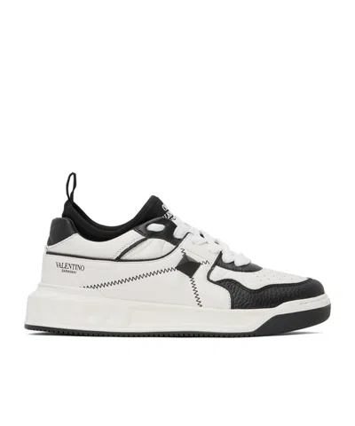 Valentino Garavani One Stud Lace-up Casual Trainers In A01 Bianco-nero/nero
