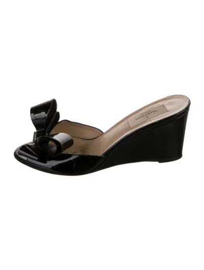 Pre-owned Valentino Garavani Patent Leather Bow Accents Slides In Black