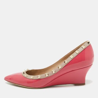 Pre-owned Valentino Garavani Red/beige Patent And Leather Wedge Rockstud Pumps Size 38 In Pink