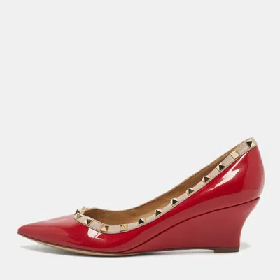 Pre-owned Valentino Garavani Red/beige Patent And Leather Wedge Rockstud Pumps Size 39.5