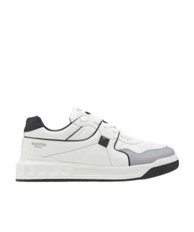 VALENTINO GARAVANI RIVET DECORATED LEISURE SNEAKERS