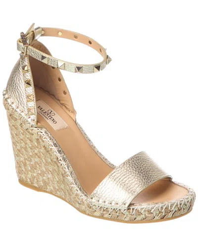 Valentino Garavani Valentino Rockstud 100 Grainy Leather Wedge Sandal In Gold