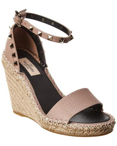 Valentino Garavani Valentino Rockstud 100 Leather Wedge Sandal In Neutral