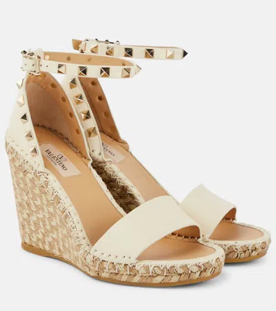 Valentino Garavani Rockstud 105 Textured-leather Espadrille Wedge Sandals In Gold