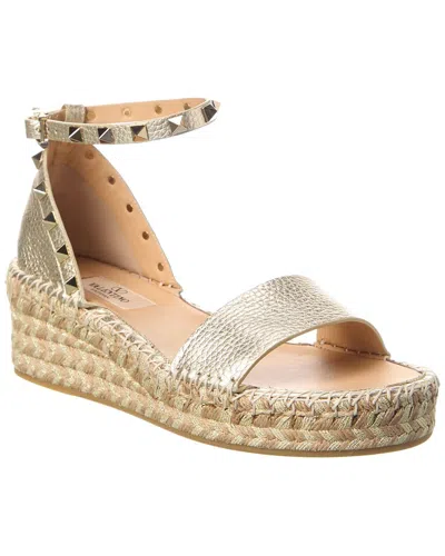 Valentino Garavani Valentino Rockstud 55 Grainy Leather Platform Sandal In Gold