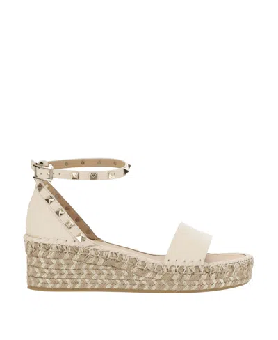 Valentino Garavani 55mm Rockstud Metallic Leather Wedge Espadrille Sandals In Neutral
