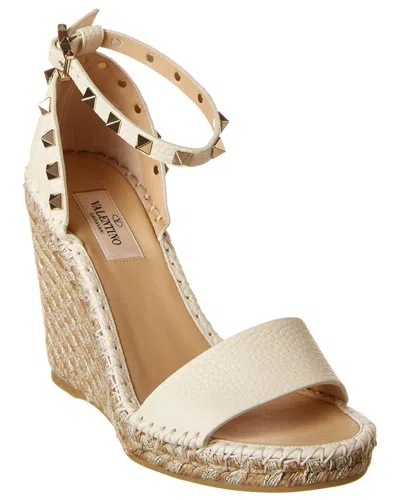 Valentino Garavani Valentino Rockstud 95 Grainy Leather Wedge Sandal In Neutral